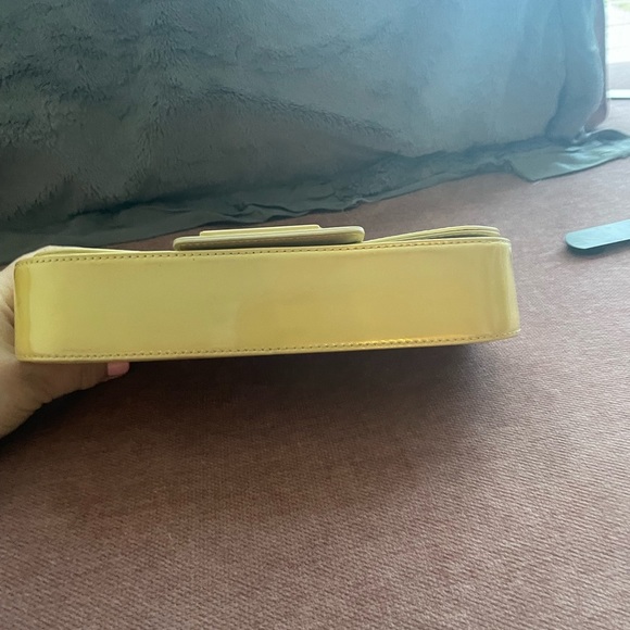Louis Vuitton Yellow Vernis Sobe ClutchVGUC- PRICE DROPPED! - Picture 5 of 12